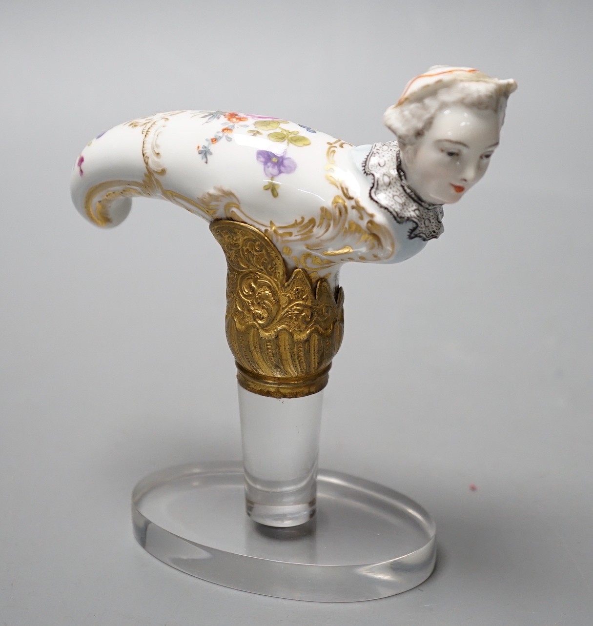 A late 18th / early 19th century Meissen ‘Frauen Kopf’ porcelain cane handle on plinth base, unmarked, 12.5cm tall
